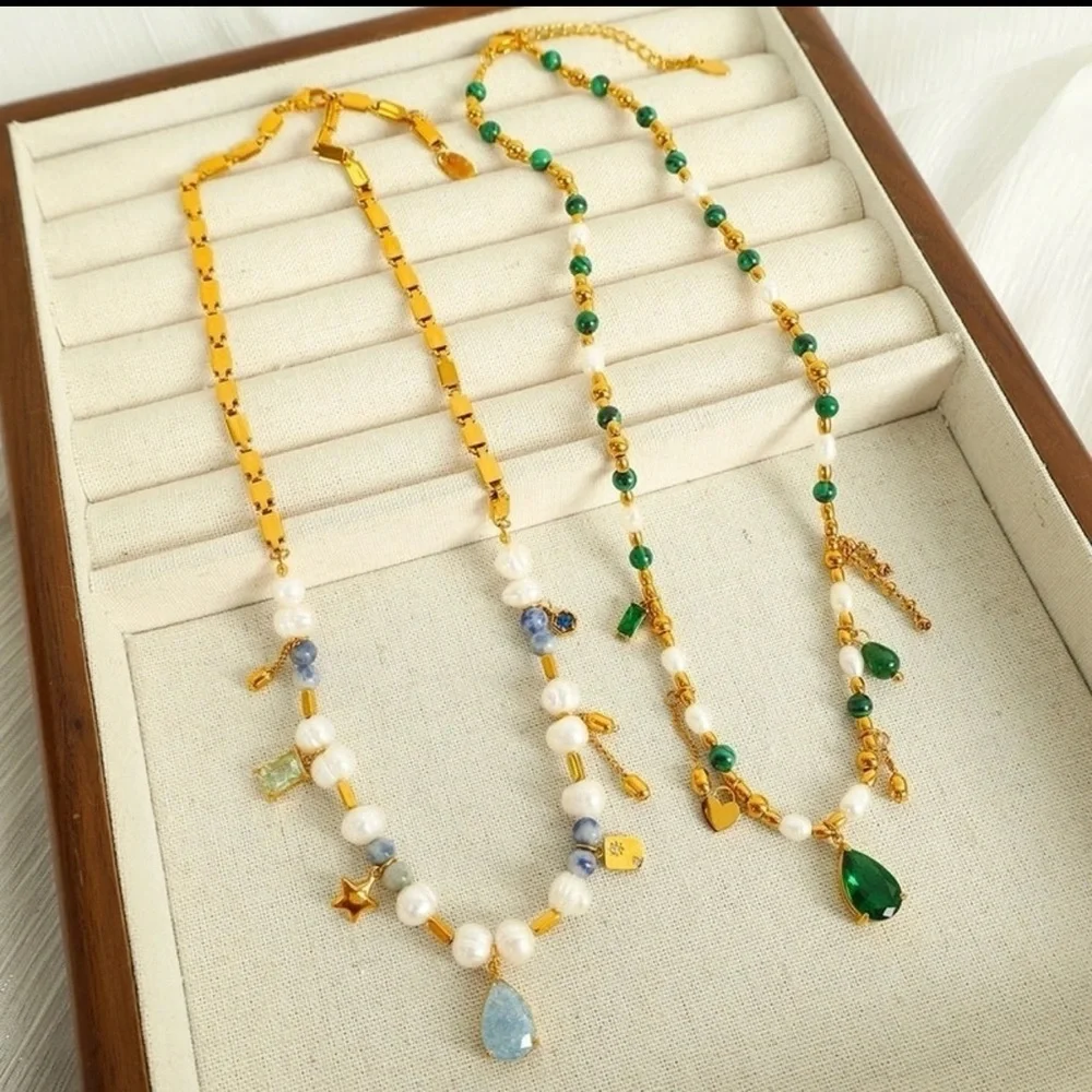 Luxurious Gold and Green Necklace with Pearls - Picture 3 of 7